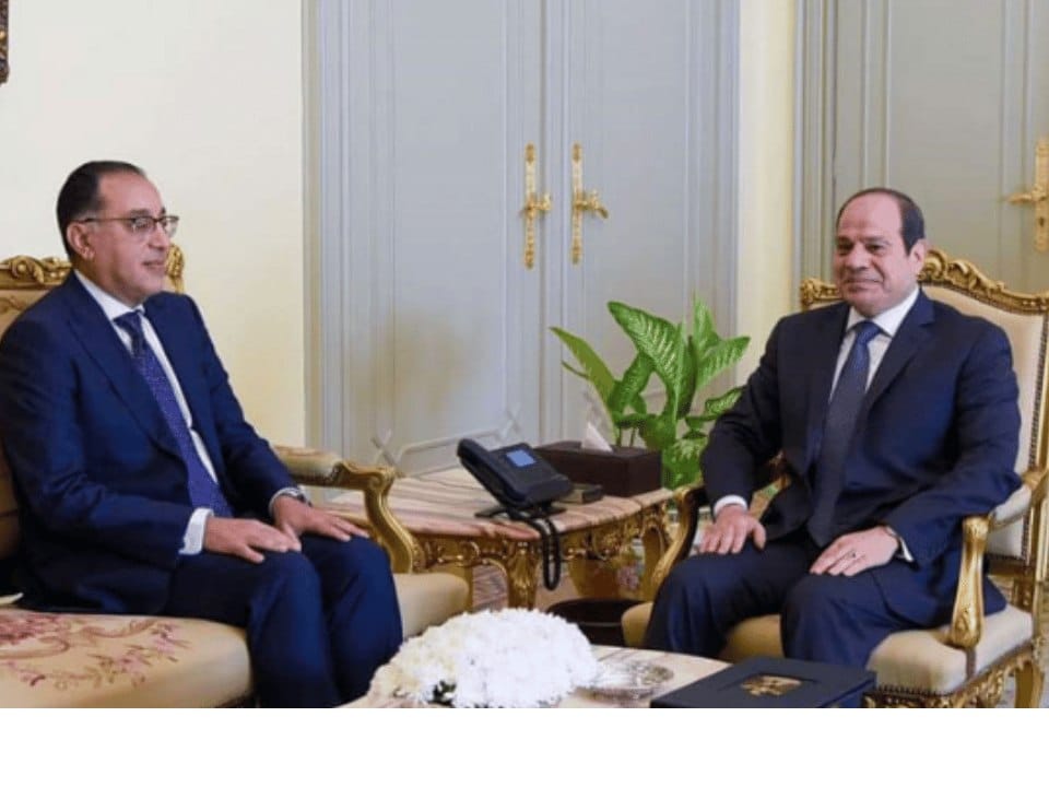 رئيس الوزراء المصري يقدم استقالة