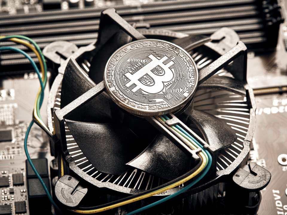 البيتكوين تتجاوز 63 ألف دولار