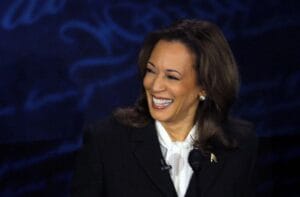 كامالا هاريس تدخل في نوبة ضحك