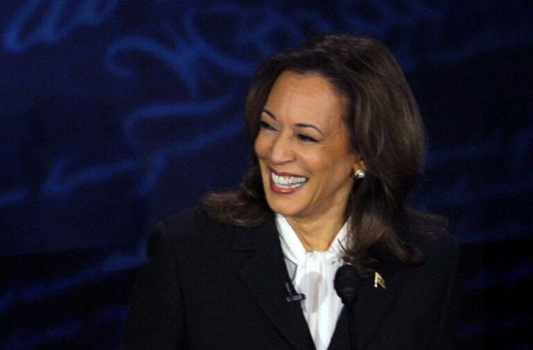 كامالا هاريس تدخل في نوبة ضحك
