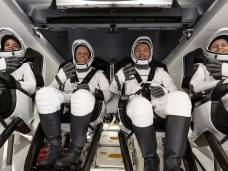 طاقم سبيس إكس