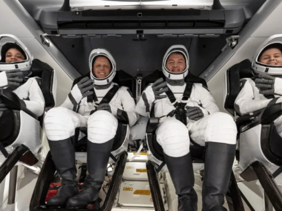 طاقم سبيس إكس