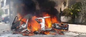 قصف إسرائيلي يستهدف مركبة في صيدا ويثير أنباء عن عملية اغتيال