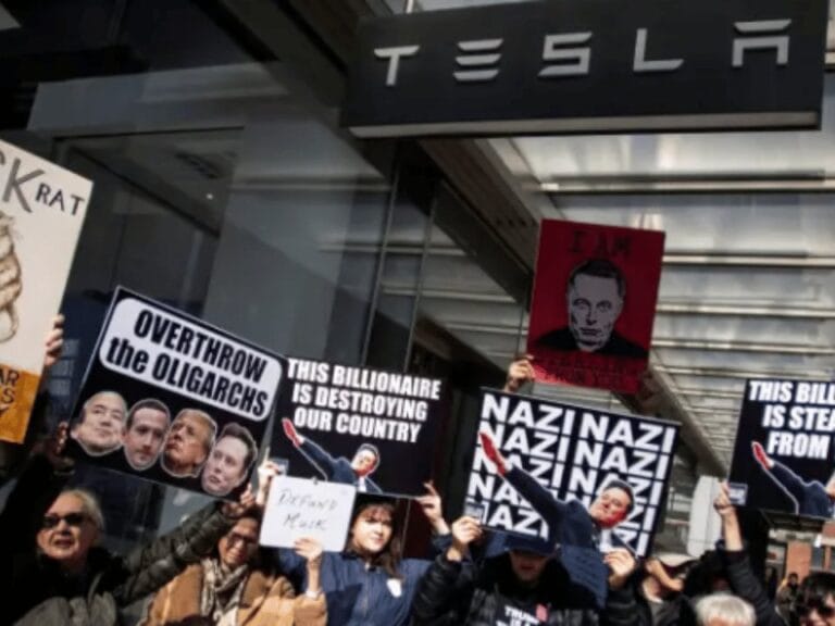 احتجاج صاخب أمام أحد مقار شركة تسلا في نيويورك