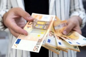 اليورو يوم الإثنين